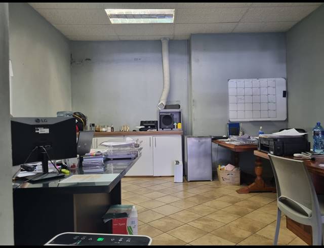 300M² WAREHOUSE TO LET IN VINTONIA